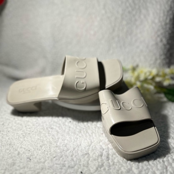 Gucci Cream Sandals - Picture 2 of 5
